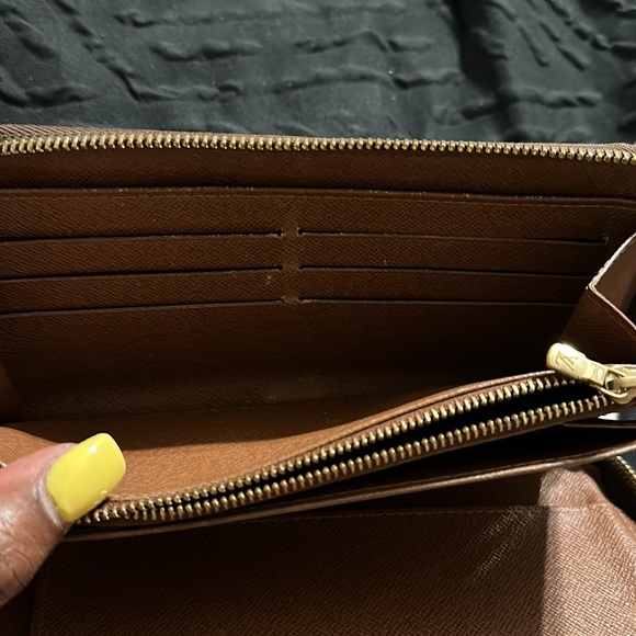 AUTHENTIC LOUIS VUITTON ZIPPY WALLET - Picture 8 of 17